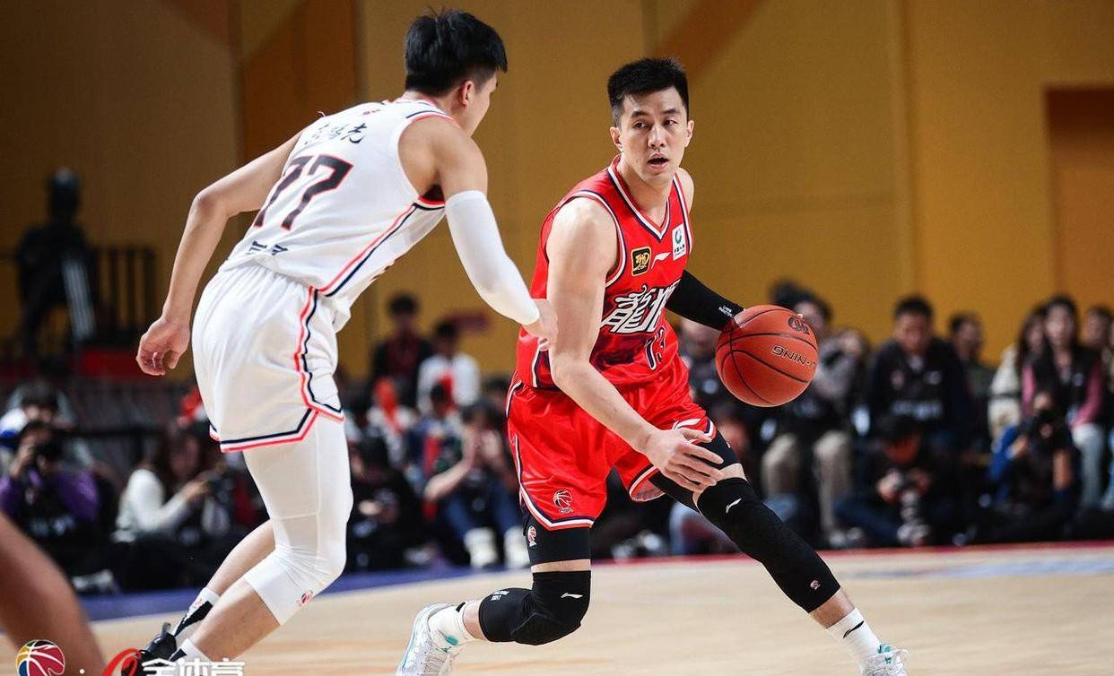 加时末段突围战来临，广州队围绕CBA季后赛防线松动，管理层满意，更衣室氛围转暖的简单介绍