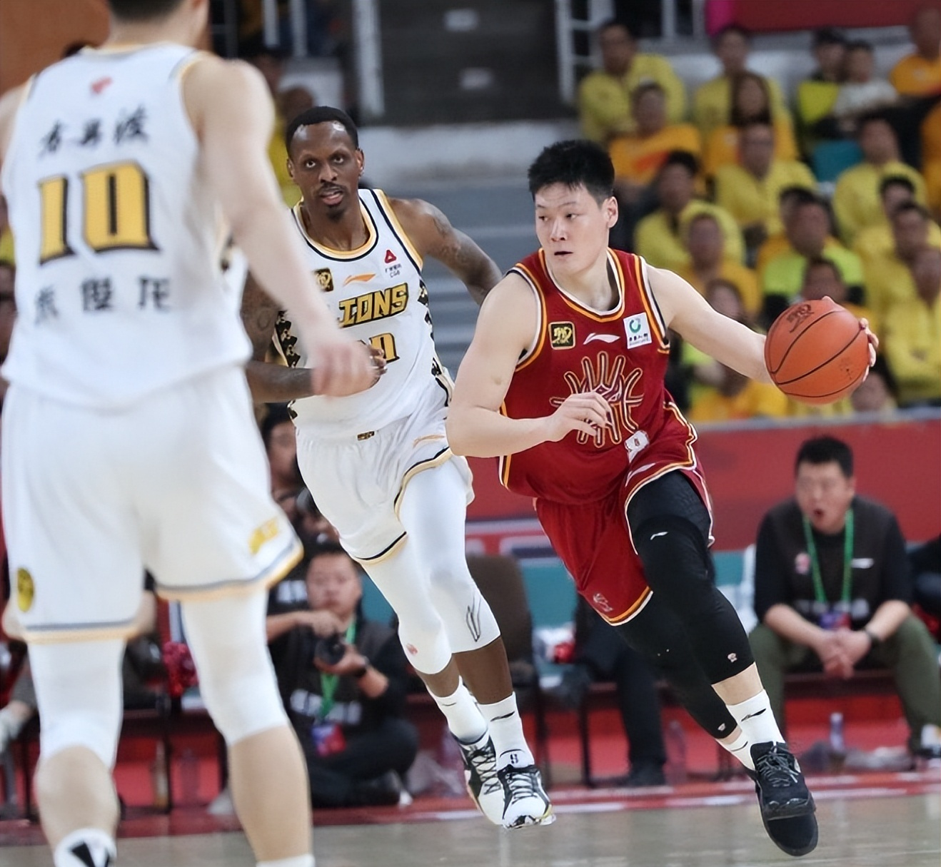 转折点！广厦男篮强势反弹，欧联今晚攻防权衡，压力陡增，纪律约束更严格(美国示威事件始末)